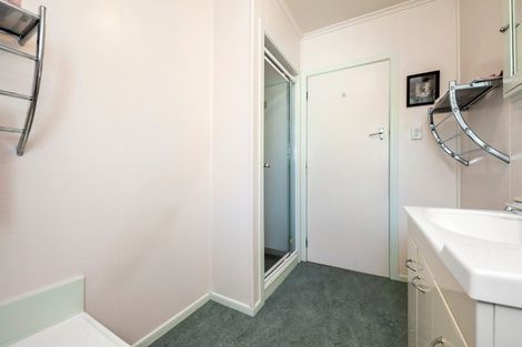 Photo of property in 4 Cotswold Crescent, Newlands, Wellington, 6037