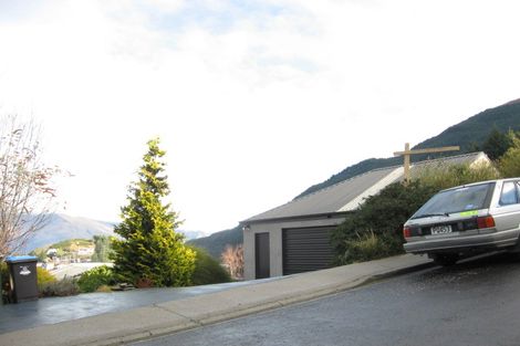 Photo of property in 92 Wynyard Crescent, Fernhill, Queenstown, 9300