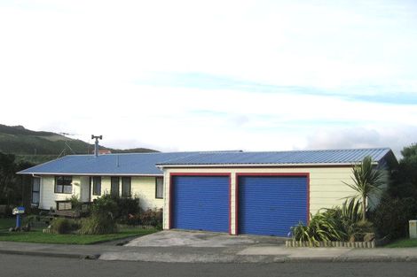 Photo of property in 6 Fernhaven Grove, Newlands, Wellington, 6037