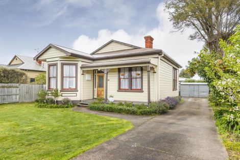 Photo of property in 8 Winston Avenue, Hokowhitu, Palmerston North, 4410