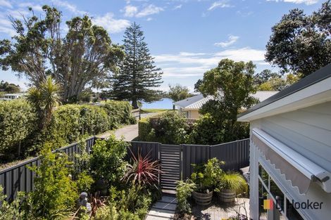 Photo of property in 35 Waione Avenue, Athenree, Waihi Beach, 3177