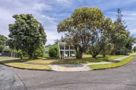Photo of property in 41 Queens Road, Waikanae Beach, Waikanae, 5036
