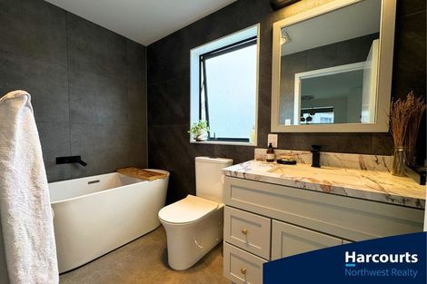 Photo of property in 10 Mahinga Place, Massey, Auckland, 0614