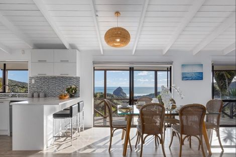 Photo of property in 22 Pendrell Road, Piha, New Lynn, 0772