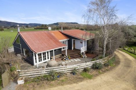 Photo of property in 103 Waikawa Beach Road, Manakau, Levin, 5573