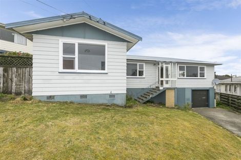 Photo of property in 25 Brooker Grove, Newlands, Wellington, 6037