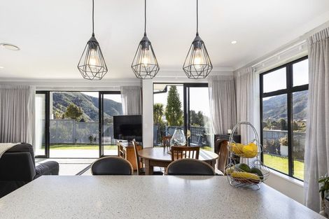 Photo of property in 10 Admiralty Place, Waikawa, Picton, 7220