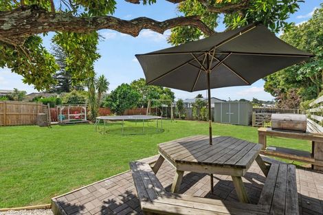 Photo of property in 12 Norfolk Rise, Waiuku, 2123