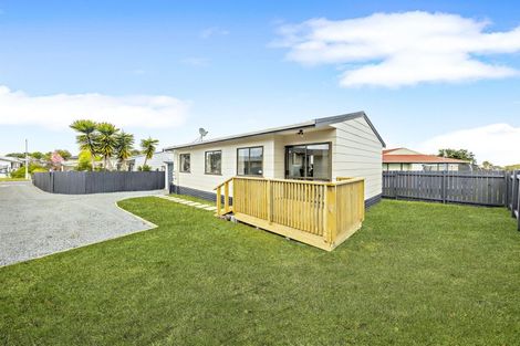 Photo of property in 2/4 Maplesden Drive, Clendon Park, Auckland, 2103