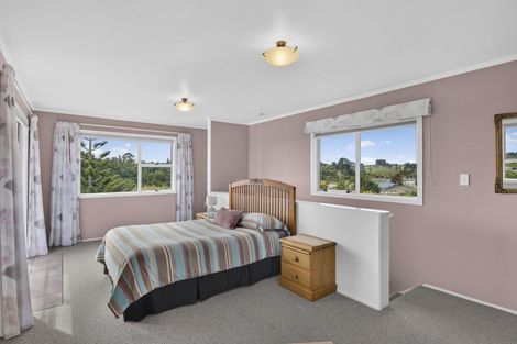 Photo of property in 100 Riversdale Drive, Merrilands, New Plymouth, 4312