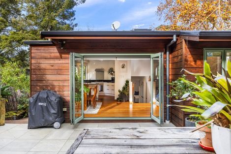 Photo of property in 1/16 Glade Place, Birkenhead, Auckland, 0626