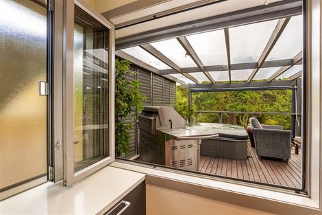 Photo of property in 8 Rauhuia Crescent, Parau, Auckland, 0604