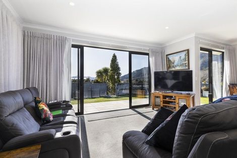 Photo of property in 10 Admiralty Place, Waikawa, Picton, 7220