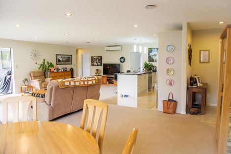 Photo of property in 18 Cooladerry Place, Rosehill, Papakura, 2113