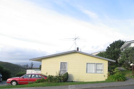 Photo of property in 4 Fernhaven Grove, Newlands, Wellington, 6037