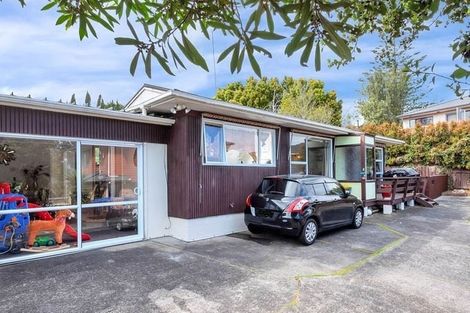 Photo of property in 2/4202a Great North Road, Glendene, Auckland, 0602
