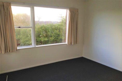 Photo of property in 8 Easton Park Parade, Glenfield, Auckland, 0629