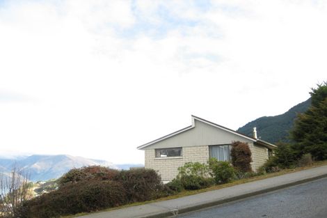 Photo of property in 90 Wynyard Crescent, Fernhill, Queenstown, 9300