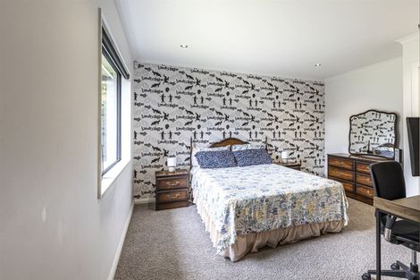 Photo of property in 5 D'urville Place, Kelvin Grove, Palmerston North, 4414