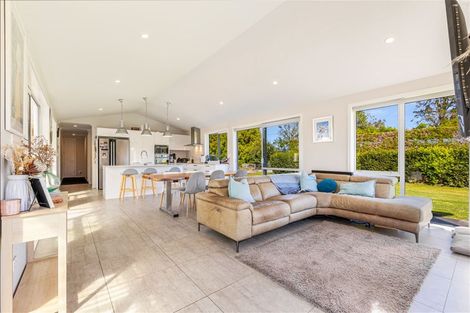 Photo of property in 773 Waitakere Road, Kumeu, 0891