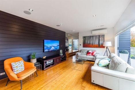 Photo of property in 16 Canyon Drive, Oteha, Auckland, 0632