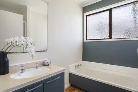 Photo of property in 48 Hollyford Drive, Clover Park, Auckland, 2105