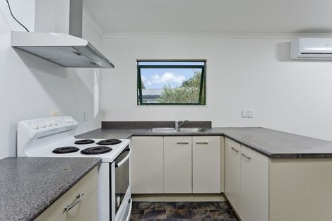 Photo of property in 33 Athena Drive, Totara Vale, Auckland, 0629