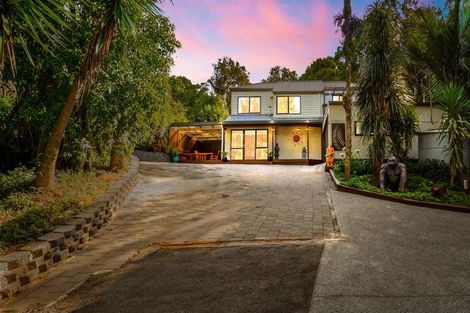 Photo of property in 560 Scenic Drive, Waiatarua, Auckland, 0612