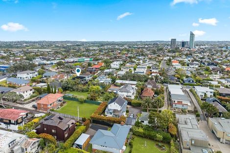 Photo of property in 2/5 Hauraki Road, Hauraki, Auckland, 0622