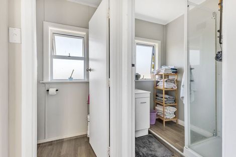 Photo of property in 22 Cook Street, Marfell, New Plymouth, 4310