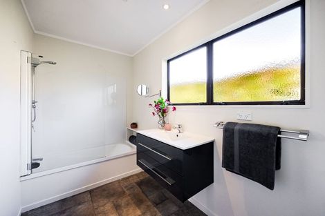 Photo of property in 16 Halldene Terrace, Red Beach, 0932