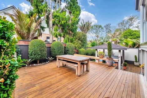 Photo of property in 25 View Road, Campbells Bay, Auckland, 0630