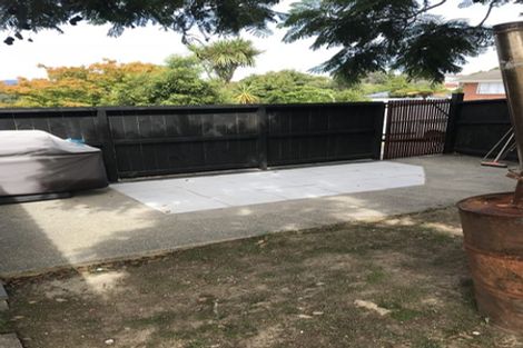 Photo of property in 1/2 Kemp Road, Massey, Auckland, 0614