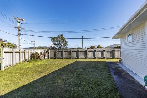 Photo of property in 2 Kenmore Street, Newlands, Wellington, 6037