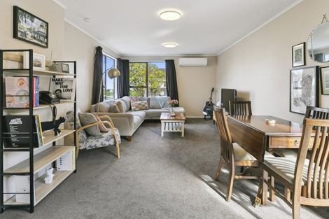 Photo of property in 5 Ladbrooke Drive, Newlands, Wellington, 6037