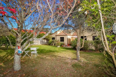 Photo of property in 16 La Lena Grove, Fitzherbert, Palmerston North, 4410