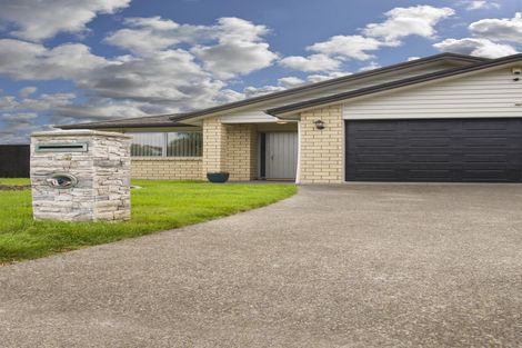 Photo of property in 18 Cooladerry Place, Rosehill, Papakura, 2113