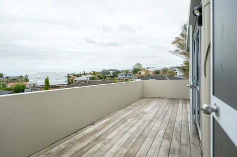Photo of property in 1/23 Bernleigh Terrace, West Harbour, Auckland, 0618