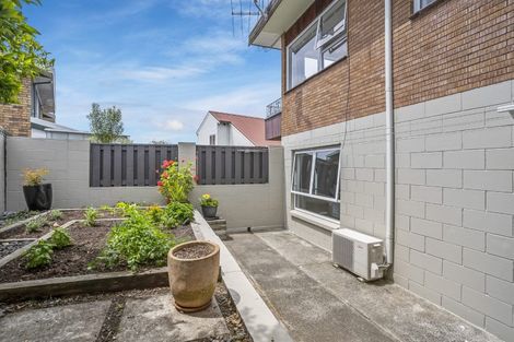 Photo of property in 2/22 Tui Glen Road, Birkenhead, Auckland, 0626