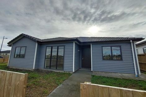 Photo of property in 1 Castlepoint Avenue, Takanini, 2110