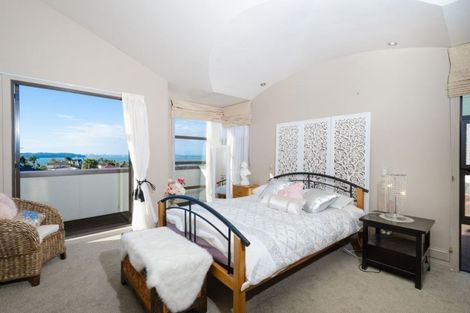 Photo of property in 135 Wiseley Road, West Harbour, Auckland, 0618