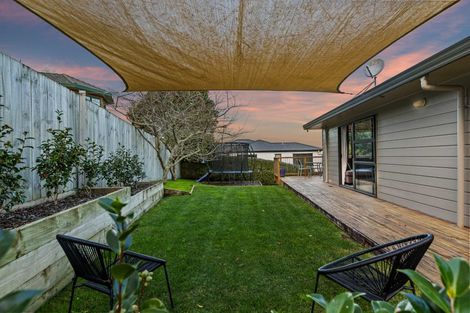 Photo of property in 9 Van Dyke Place, West Harbour, Auckland, 0618