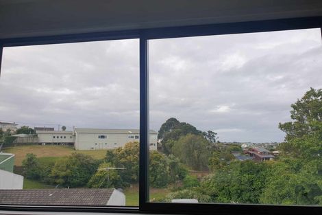 Photo of property in 11/8 Chivalry Road, Glenfield, Auckland, 0629