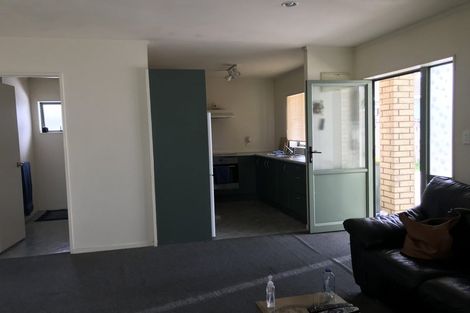 Photo of property in 4 Ingleby Place, Kelston, Auckland, 0602