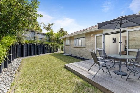 Photo of property in 2/8 Bronzewing Terrace, Unsworth Heights, Auckland, 0632