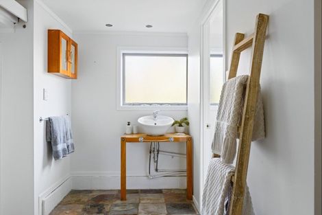 Photo of property in 41 Laingholm Drive, Laingholm, Auckland, 0604