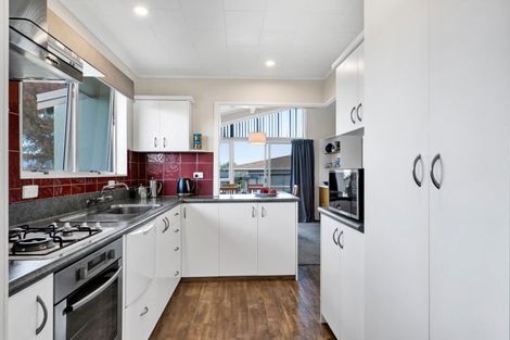Photo of property in 15 Leon Place, Waitara, 4320