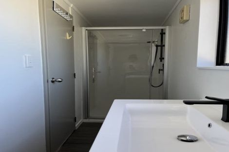 Photo of property in 2/523 Glenfield Road, Glenfield, Auckland, 0629