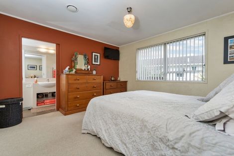 Photo of property in 22 Salamanca Road, Sunnynook, Auckland, 0620