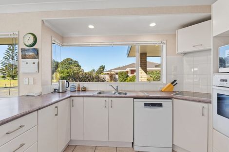 Photo of property in 40 Settlers Grove, Orewa, 0931